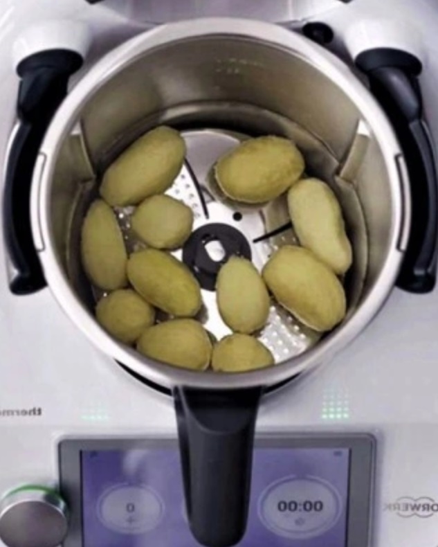 Naczynie Thermomix podczas obierania warzyw z osłoną noża 